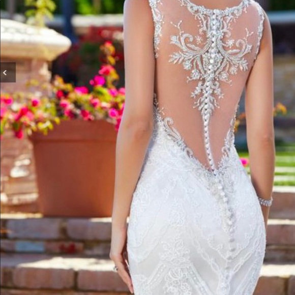Wedding Dress Size 6 perfect condition.